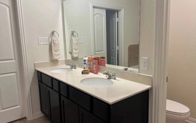 Balmoral Lakeside 5br 4ba House