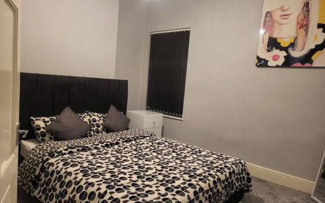 Stoke-on-trent - Apartment - Sleeps 5 - Parking