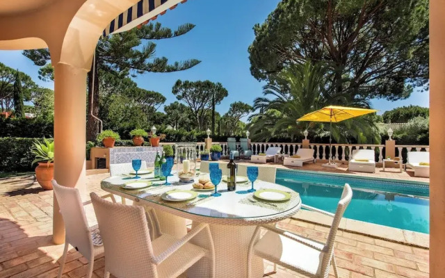 4 Bedrooms Private Pool Close To All Amenities
