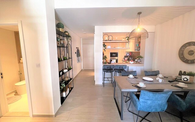 Spacious 1 bedroom with balcony in Wilton Terraces