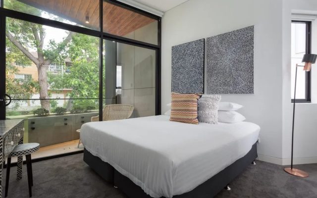 Stylish 2-bed Apartment With BBQ Patio Near Beach – Guest Rooms – Sydney