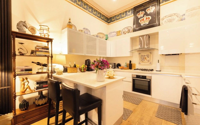 Large 4-bed 8-guests W/patio 1841 House Paddington