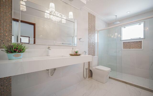 Casa Moderna com Quatro Suítes no Canal da Marina