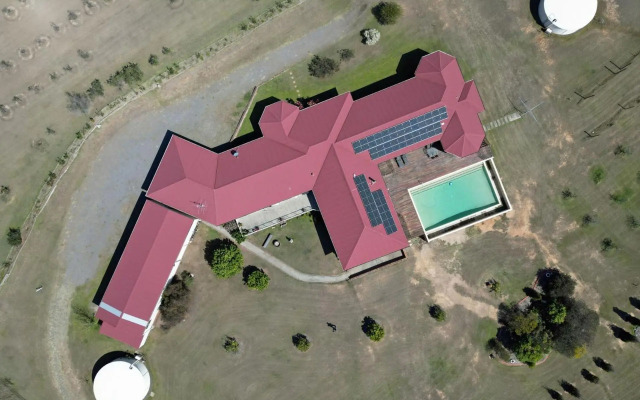 Noble Willow Estate Lovedale. Super Spacious, with views and pool