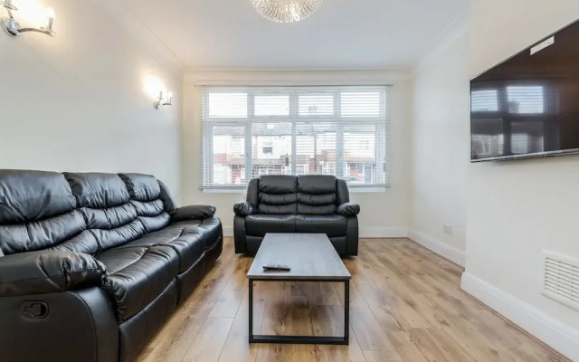Modern & Spacious 3BR Terraced House