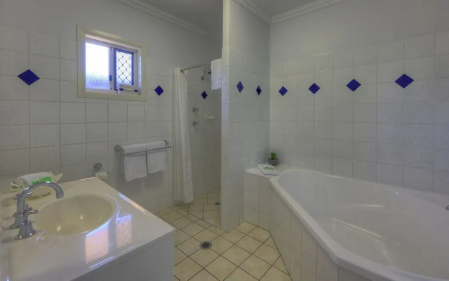 Heritage Lodge Motel