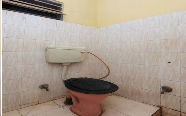 SPOT ON 45472 Hotel Savitri