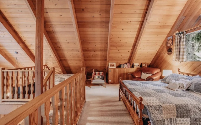 53mbr - Hot Tub - Wi-fi - Sleeps 6 1 Bedroom Home by RedAwning