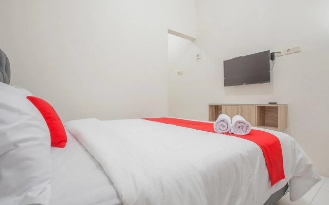 RedDoorz Near Ciputra Golf Surabaya