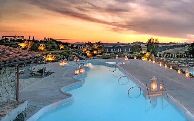 Luxurious Holiday Home with Pool in Rapolano Terme
