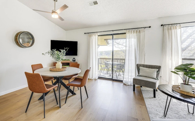 5 Mi to Strip! Pointe Royale Condo w/ Indoor Pool