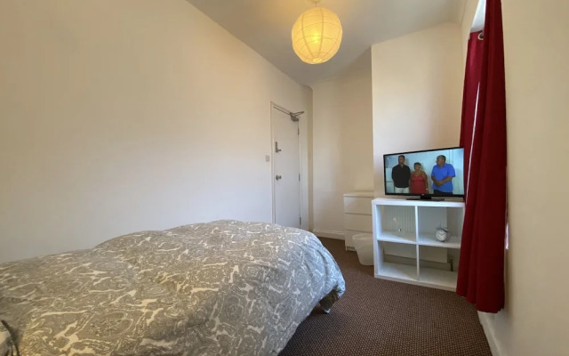Shirley House Self Catering Guest House, 5 min Drive to Cruise Ship Terminals and City Centre