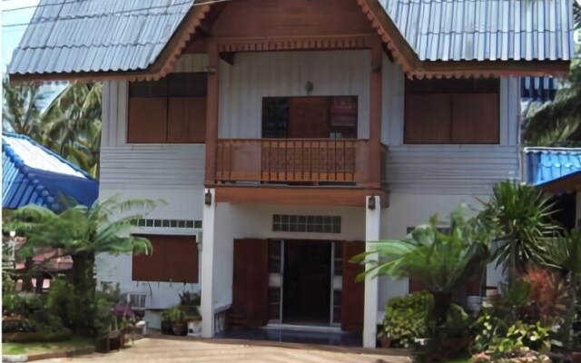 Baan Rim Talae Resort