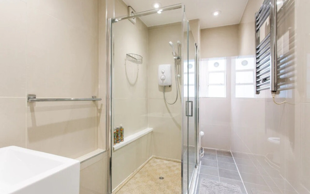2 Bed Apartment Right on Trafalgar Square