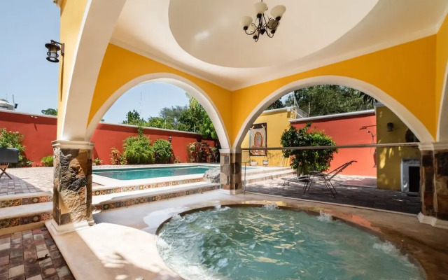 Espectacular casona con alberca y jardines