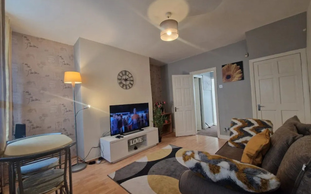 House - Sleeps 4 - Garden - Parking