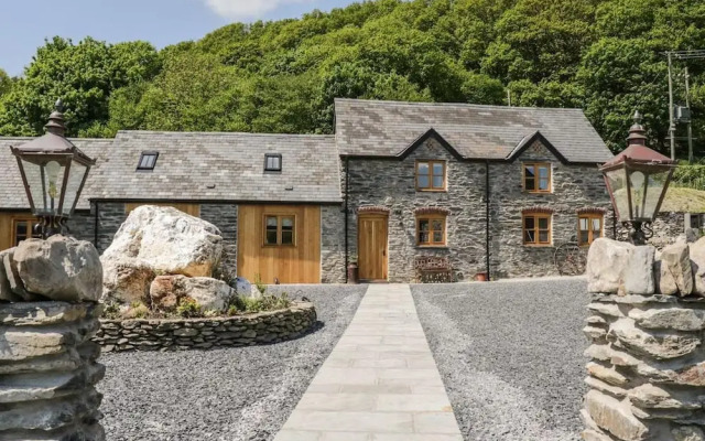 Cosy Barn - Sleeps 8, Hot Tub & Countryside Views