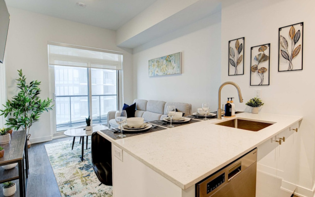Stylish Downtown Suite With Patio City Views