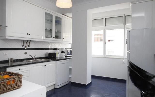 Comfortable and Central Apartment Cascais