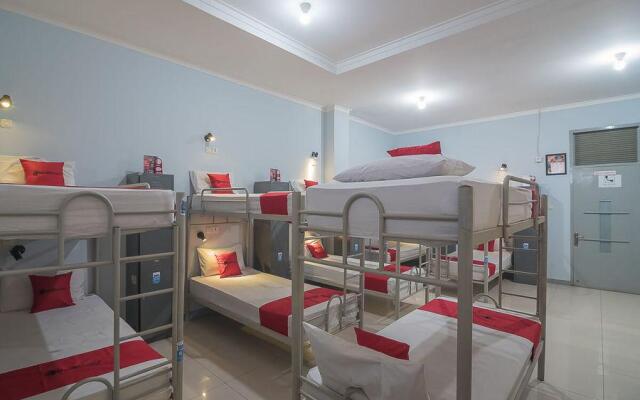 RedDoorz Hostel near Braga Citywalk