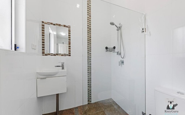 KOZYGURU Arncliffe 3 BED Begonia Cottage With FREE Parking – Bathroom – Sydney
