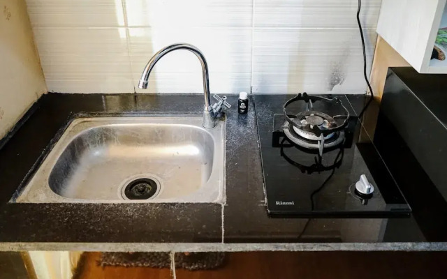 Minimalist and Comfy Studio Green Lake View Apartment