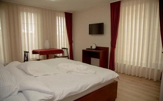 Driza's Family House - Quiet and Chill HOSTEL with 2 Pets around