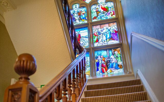 Ascot House Hotel