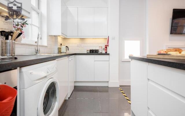 Castle Properties: The Sovereign 5 Bed Town House