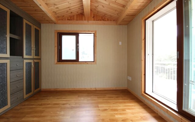 Yangyang Mori-ui-eondeok Pension