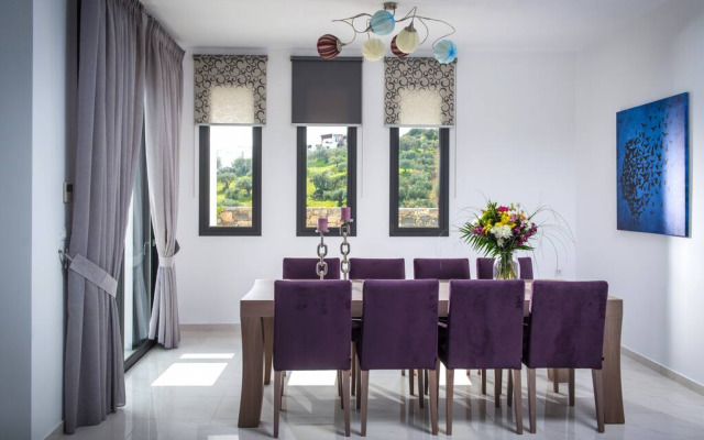 Villa Bellelen With a Heated Pool