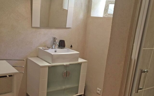 2 Tastefully Furnished Gites With Private Pool, 1km From Faucon