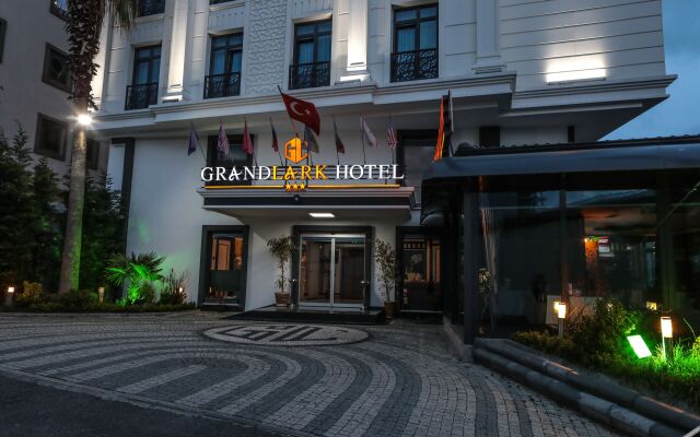 Grand Lark Otel