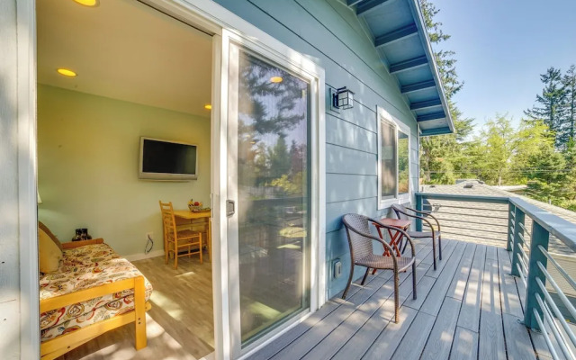 Bellevue Abode: Balcony, 13 Mi to Downtown Seattle