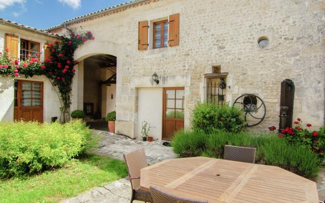 Luxorious Mansion in Saint-Preuil with Sauna