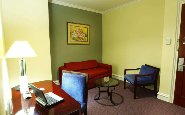 Surabaya Suites Hotel Powered by Archipelago