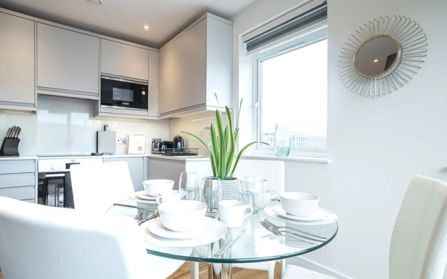 Deluxe & Chic 1 & 2 Bed Apts near Heathrow, Legoland, & Windsor Slough