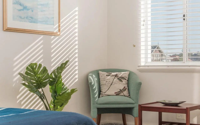 Waters Edge Apartment with Jetty