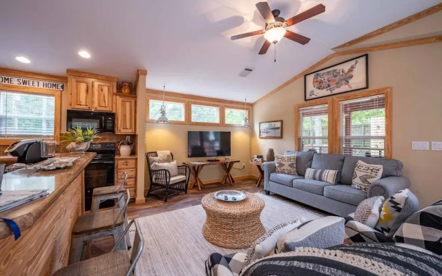 Fish Tales Stunning Cabin Includes Wifi, Hot Tub, and BBQ by Redawning