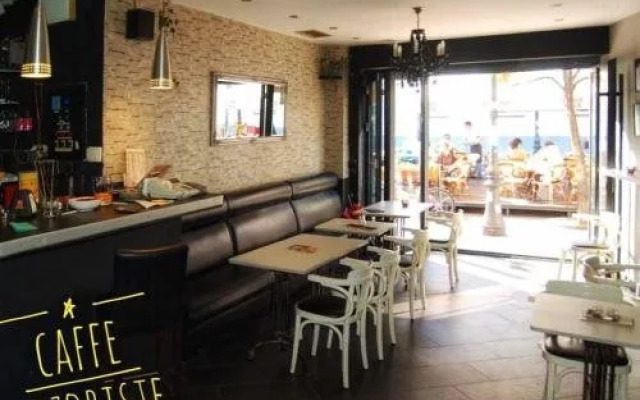 Hostel Theater 011