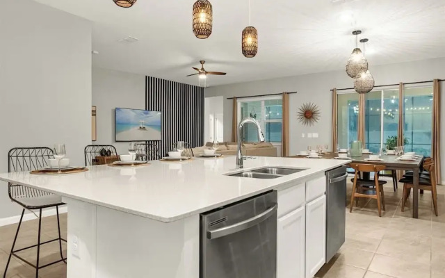 Upstay - Guest Home w Cinema Theme Rooms