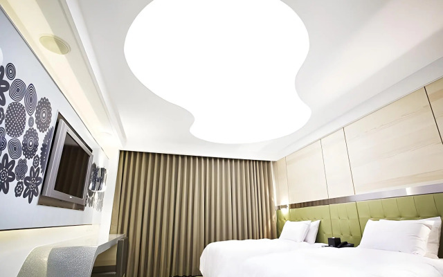 Royal Group Hotel Ho Yi Branch