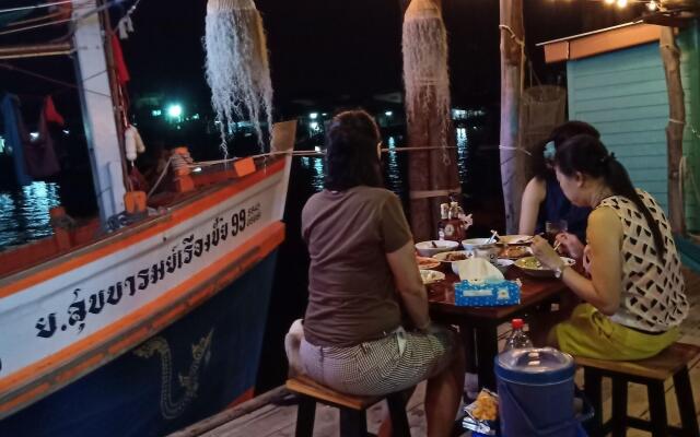 Rub Lom Chom Klong  by Fisherman Village