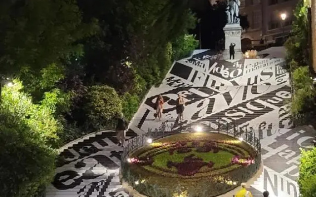 Chambre avec jacuzzi dans hangar insolite