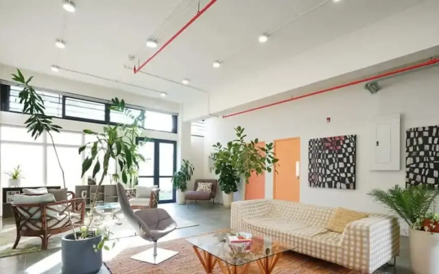 w Lovely Loft in Santa Ana