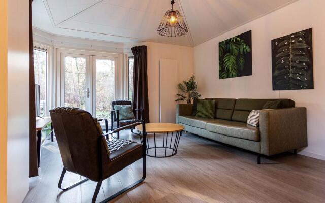 Comfortable chalet with outdoor sauna, near De Veluwe