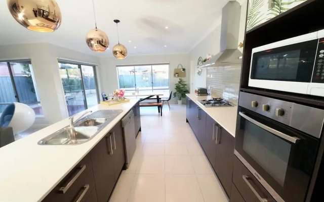 Designer Decor Home 8Bed WilliamsLanding
