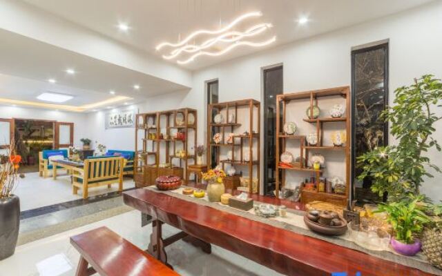 Yixin Courtyard hotel (Dali Ancient City South Gate)