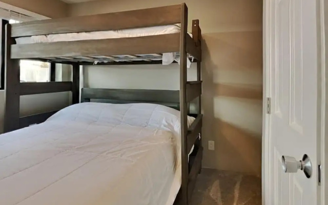Two Bedroom Units at 1849 Condos with 3 Hot Tubs & Slopeside