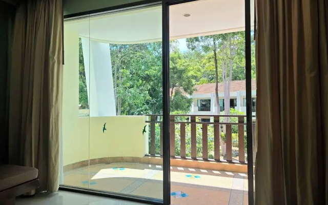 Hotel and Beach Bungalow at Lanta Resort